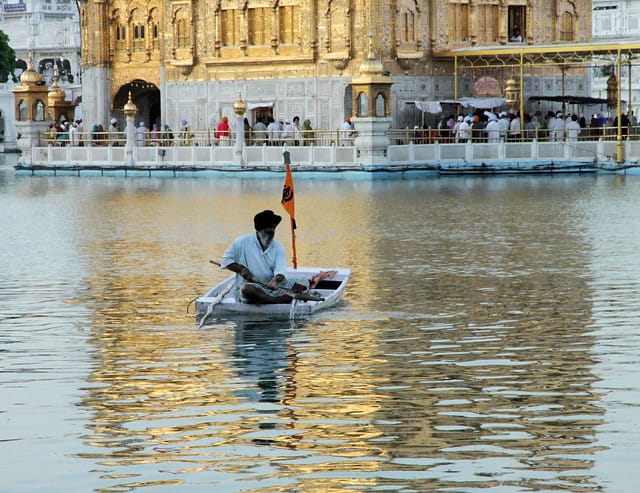 Do You Know How the Golden Temple Sarovar is Kept Clean and Clear?